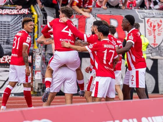 The FC Energie Cottbus team cheers with the fans, GER, SSV Ulm 1846 vs FC Energie Cottbus, Football, 3 Liga, Season 2025 2026, 19 10 2025, DFB DFL regulations prohibit any use of photographs as image sequences and or quasi video GER, SSV Ulm 1846 vs FC Energie Cottbus, Football, 3 Liga, Season 2025 2026, 19 10 2025 Ulm Copyright: xMichaelxSchmidt Eibner-Pressefotx EP_MST