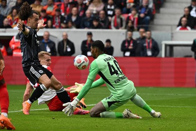 19 10 2025, xjhx, Soccer 1 Bundesliga, SC Freiburg Eintracht Frankfurt v l Maximilian Eggestein SC Freiburg Arthur Theate Eintracht Frankfurt Kaua Santos Eintracht Frankfurt Zweikampf, Aktion, action, battle for the ball DFL DFB REGULATIONS PROHIBIT ANY USE OF PHOTOGRAPHS as IMAGE SEQUENCES and or QUASI VIDEO Freiburg