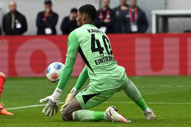 19 10 2025, xjhx, Soccer 1 Bundesliga, SC Freiburg Eintracht Frankfurt v l Kaua Santos Eintracht Frankfurt DFL DFB REGULATIONS PROHIBIT ANY USE OF PHOTOGRAPHS as IMAGE SEQUENCES and or QUASI VIDEO Freiburg