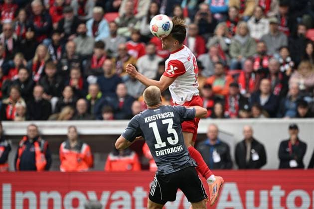 19 10 2025, xjhx, Soccer 1 Bundesliga, SC Freiburg Eintracht Frankfurt v l Rasmus Kristensen Eintracht Frankfurt Lucas Hoeler SC Freiburg Zweikampf, Aktion, action, battle for the ball DFL DFB REGULATIONS PROHIBIT ANY USE OF PHOTOGRAPHS as IMAGE SEQUENCES and or QUASI VIDEO Freiburg