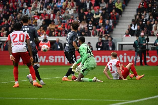 19 10 2025, xjhx, Soccer 1 Bundesliga, SC Freiburg Eintracht Frankfurt v l Arthur Theate Eintracht Frankfurt Kaua Santos Eintracht Frankfurt Philipp Lienhart zautz SC Freiburg DFL DFB REGULATIONS PROHIBIT ANY USE OF PHOTOGRAPHS as IMAGE SEQUENCES and or QUASI VIDEO Freiburg