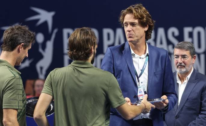 French Edouard Roger-Vasselin and Monaco s Hugo Nys receive their trophy from European Open tournament director Dick Norman during the European Open ATP, Tennis Herren tennis tournament doubles in Brussels, on Sunday 19 October 2025. This year s edition of the tournament is taking place from 12 to 19 October 2025. VIRGINIExLEFOUR  x137297816x