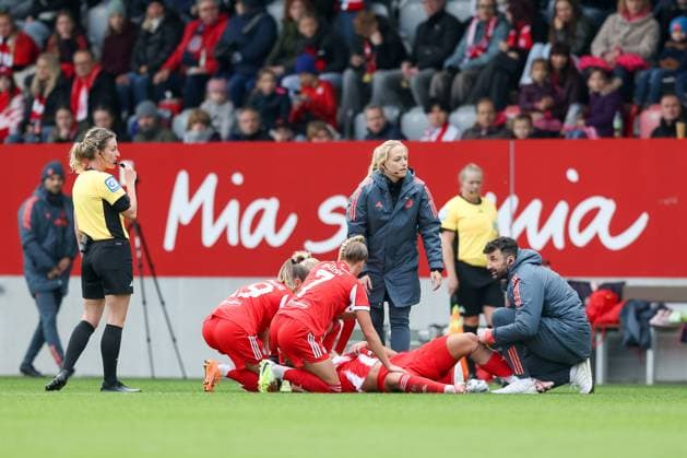 Lena Oberdorf FC Bayern Muenchen, 08 is treated on the field after her injury, GER, FC Bayern Muenchen vs 1 FC Koeln, Football, Google Pixel Womens Bundesliga, Matchday 7, Season 2025 2026, 19 10 2025, DFL DFB REGULATIONS PROHIBIT ANY USE OF PHOTOGRAPHS as IMAGE SEQUENCES and or QUASI VIDEO, GER, FC Bayern Muenchen vs 1 FC Koeln, Football, Google Pixel Frauen Bundesliga, 7 Spieltag, Saison 2025 2026, 19 10 2025 Muenchen Copyright: xEibner-Pressefoto JennixMaulx EP_JML