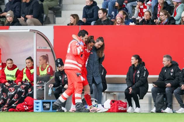 Lena Oberdorf FC Bayern Muenchen, 08 is substituted after her injury, GER, FC Bayern Muenchen vs 1 FC Koeln, Football, Google Pixel Frauen Bundesliga, 7 Spieltag, Saison 2025 2026, 19 10 2025, DFL DFB REGULATIONS PROHIBIT ANY USE OF PHOTOGRAPHS as IMAGE SEQUENCES and or QUASI VIDEO, GER, FC Bayern Muenchen vs 1 FC Koeln, Football, Google Pixel Frauen Bundesliga, 7 Spieltag, Saison 2025 2026, 19 10 2025 Muenchen Copyright: xEibner-Pressefoto JennixMaulx EP_JML