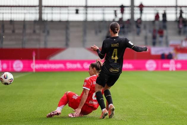 Lena Oberdorf FC Bayern Muenchen, 08 with Sara Agrez 1 FC Koeln, 04 , GER, FC Bayern Muenchen vs 1 FC Koeln, Football, Google Pixel Womens Bundesliga, 7 Matchday, Season 2025 2026, 19 10 2025, DFL DFB REGULATIONS PROHIBIT ANY USE OF PHOTOGRAPHS as IMAGE SEQUENCES and or QUASI VIDEO, GER, FC Bayern Muenchen vs 1 FC Koeln, Football, Google Pixel Frauen Bundesliga, 7 Spieltag, Saison 2025 2026, 19 10 2025 Muenchen Copyright: xEibner-Pressefoto JennixMaulx EP_JML