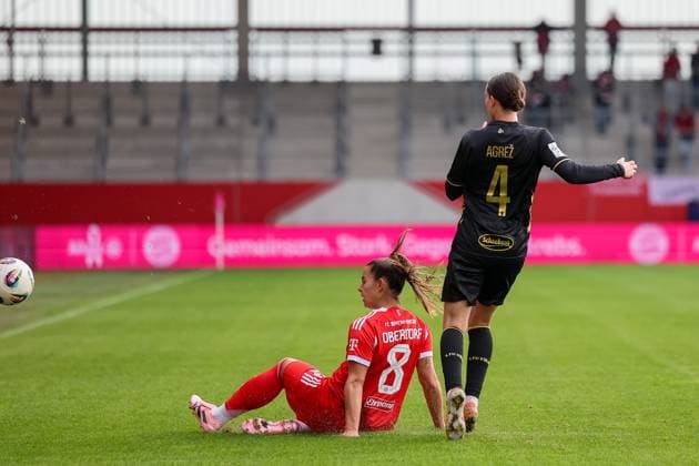 Lena Oberdorf FC Bayern Muenchen, 08 with Sara Agrez 1 FC Koeln, 04 , GER, FC Bayern Muenchen vs 1 FC Koeln, Football, Google Pixel Womens Bundesliga, 7 Matchday, Season 2025 2026, 19 10 2025, DFL DFB REGULATIONS PROHIBIT ANY USE OF PHOTOGRAPHS as IMAGE SEQUENCES and or QUASI VIDEO, GER, FC Bayern Muenchen vs 1 FC Koeln, Football, Google Pixel Frauen Bundesliga, 7 Spieltag, Saison 2025 2026, 19 10 2025 Muenchen Copyright: xEibner-Pressefoto JennixMaulx EP_JML