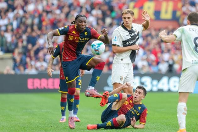 GenoaÕs Brooke Norton-Cuffy and GenoaÕs Patrizio Masini fights for the ball with ParmaÕs Mateo Pellegrino during the Serie A soccer match between Genoa and Parma at the Luigi Ferraris Stadium in Genoa, Italy - Sunday, October 19, 2025. - Soccer .  Copyright: xTanoxPecoraro LaPressex