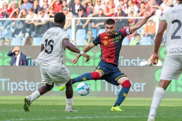 GenoaÕs Johan Vasquez makes an attempt to score during the Serie A soccer match between Genoa and Parma at the Luigi Ferraris Stadium in Genoa, Italy - Sunday, October 19, 2025. - Soccer .  Copyright: xTanoxPecoraro LaPressex