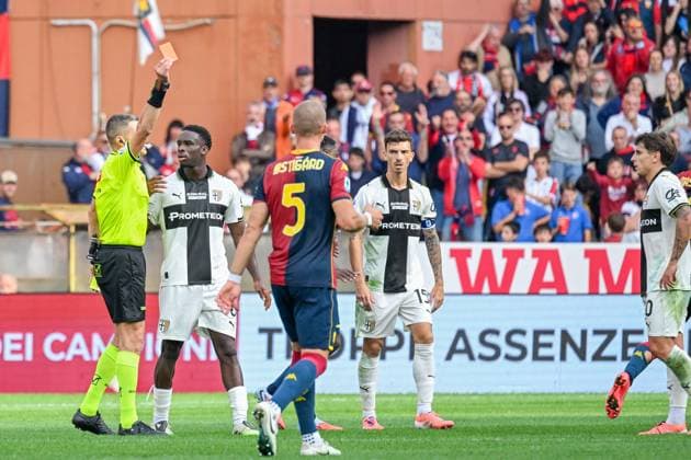 the referee gives a red card to ParmaÕs Abdoulaye Ndiaye during the Serie A soccer match between Genoa and Parma at the Luigi Ferraris Stadium in Genoa, Italy - Sunday, October 19, 2025. - Soccer .  Copyright: xTanoxPecoraro LaPressex