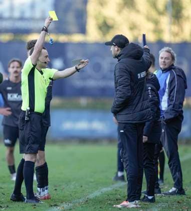 19 10 2025, Stadion, Bremen, GER, Regionalliga Nord, 15 Spieltag Bremer SV vs SV Meppen, yellow card for Steffen Puttkammer Co Trainer SV Meppen DFL REGULATIONS PROHIBIT ANY USE OF PHOTOGRAPHS AS IMAGE SEQUENCES AND OR QUASI VIDEO Bremen Bremen Bremen Germany Stadion