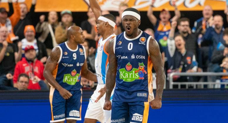 19 10 2025, Basketball, Men, BBL Cup, BBL, Round of 16, Rostock Seawolves Science City Jena TJ Crockett jr Rostock Seawolves, re cheers Rostock Stadthalle Mecklenburg Vorpommern Germany