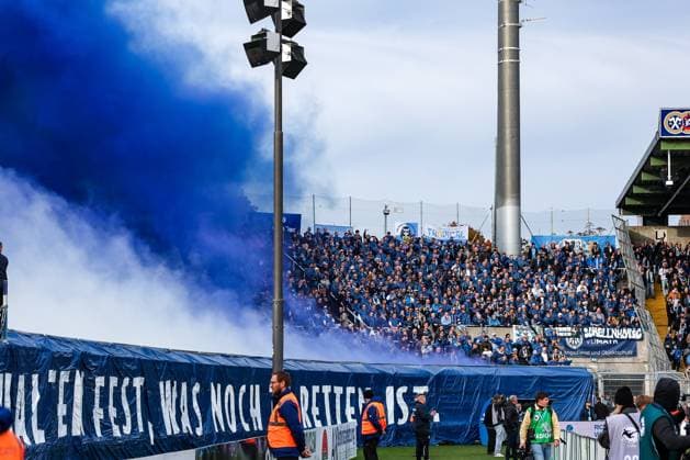 Choreo and smoke were shown by the Loewen fans at the start of the match, TSV 1860 Muenchen vs MSV Duisburg, DFL, Dritte Liga, Saison 2025 2026, Stadion an der Gruenwalder Strasse, Hinrunde, 11 Spieltag, 19 10 2025 DFB regulations prohibit any use of photographs as image sequences and or quasi video Muenchen Bayern Deutschland Copyright: xkolbert-press MartinxAgüerax