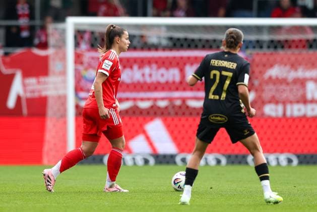 Lena Oberdorf FC Bayern Muenchen, 08 with Laura Feiersinger 1 FC Koeln, 27 , GER, FC Bayern Muenchen vs 1 FC Koeln, Soccer, Google Pixel Womens Bundesliga, 7 Matchday, Season 2025 2026, 19 10 2025, DFL DFB REGULATIONS PROHIBIT ANY USE OF PHOTOGRAPHS as IMAGE SEQUENCES and or QUASI VIDEO, GER, FC Bayern Muenchen vs 1 FC Koeln, Football, Google Pixel Frauen Bundesliga, 7 Spieltag, Saison 2025 2026, 19 10 2025 Muenchen Copyright: xEibner-Pressefoto JennixMaulx EP_JML