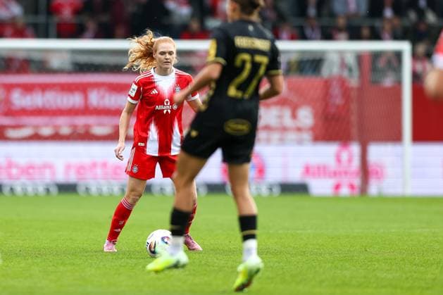 Stine Ballisager FC Bayern Muenchen, 03 with Laura Feiersinger 1 FC Koeln, 27 , GER, FC Bayern Muenchen vs 1 FC Koeln, Football, Google Pixel Frauen Bundesliga, 7 Spieltag, Saison 2025 2026, 19 10 2025, DFL DFB REGULATIONS PROHIBIT ANY USE OF PHOTOGRAPHS as IMAGE SEQUENCES and or QUASI VIDEO, GER, FC Bayern Muenchen vs 1 FC Koeln, Football, Google Pixel Frauen Bundesliga, 7 Spieltag, Saison 2025 2026, 19 10 2025 Muenchen Copyright: xEibner-Pressefoto JennixMaulx EP_JML