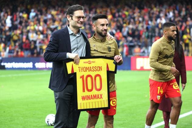 FOOTBALL : RC Lens vs Paris FC - Ligue 1 J8 - 19 10 2025 Adrien THOMASSON (RC Lens) et Joseph OUGHOURLIAN (PrÃ sident-propriÃ taire du RC Lens) lors du match RC Lens vs Paris FC, Ligue 1 J8, stade Bollaert-Delelis, le 19 octobre 2025 - photo Laurent Sanson PsnewZ  Copyright: xLaurentxSANSONx xPsnewZx