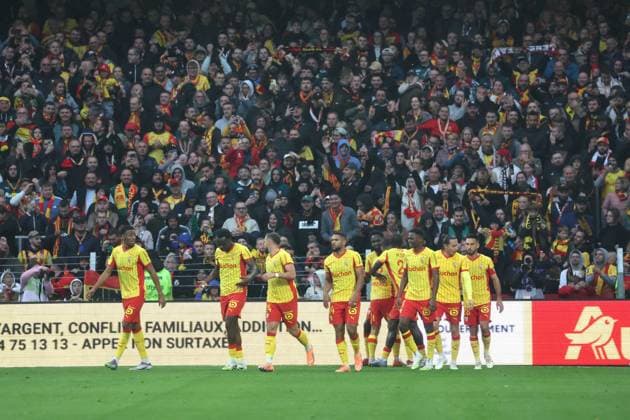 FOOTBALL : RC Lens vs Paris FC - Ligue 1 J8 - 19 10 2025 Joie des joueurs de Lens apres le but de Odsonne EDOUARD (RC Lens) lors du match RC Lens vs Paris FC, Ligue 1 J8, stade Bollaert-Delelis, le 19 octobre 2025 - photo Laurent Sanson PsnewZ  Copyright: xLaurentxSANSONx xPsnewZx
