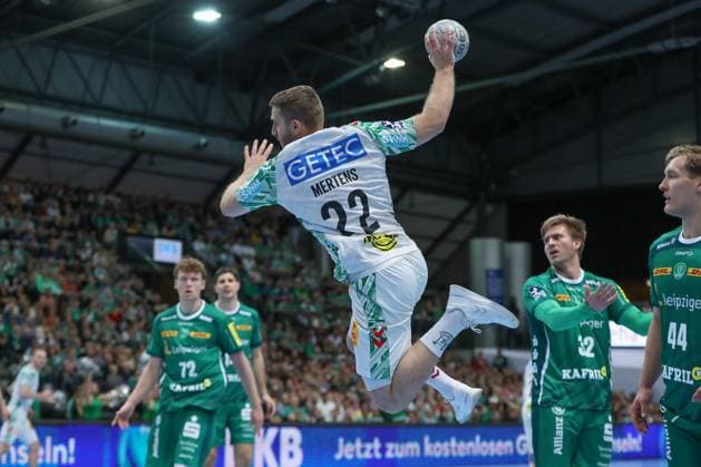 19 10 2025, xgox, Handball Daikin HBL, SC DHfK Leipzig SC Magdeburg emspor, v l Lukas Mertens Magdeburg, 22 throws goal, Torschuetze, scores goal, Treffer, scores the goal Leipzig