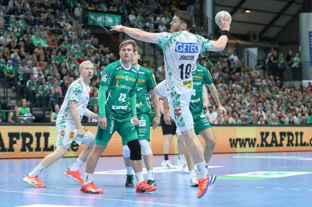 19 10 2025, xgox, Handball Daikin HBL, SC DHfK Leipzig SC Magdeburg emspor, v l Elvar Oern Jonsson Magdeburg, 19 throws goal, goal scorer, scores goal, scores the goal Leipzig