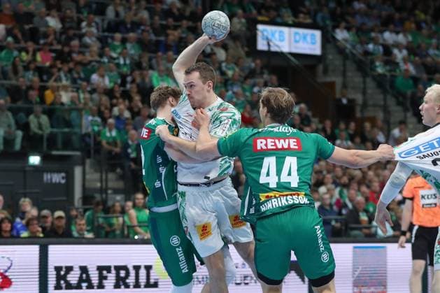 19 10 2025, xgox, Handball Daikin HBL, SC DHfK Leipzig SC Magdeburg emspor, v l Tim Hertzfeld Leipzig, 72 , Felix Claar Magdeburg, 7 duel, duel, fight, tackle Leipzig