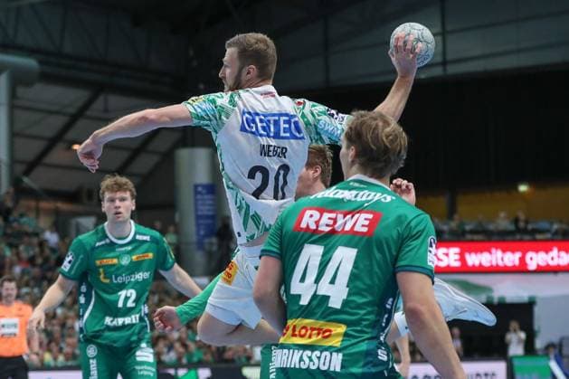 19 10 2025, xgox, Handball Daikin HBL, SC DHfK Leipzig SC Magdeburg emspor, v l Philipp Weber Magdeburg, 20 wirft Tor, Torschuetze, erzielt Tor, Treffer, scores the goal Leipzig