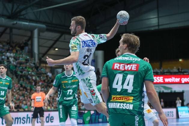 19 10 2025, xgox, Handball Daikin HBL, SC DHfK Leipzig SC Magdeburg emspor, v l Philipp Weber Magdeburg, 20 wirft Tor, Torschuetze, erzielt Tor, Treffer, scores the goal Leipzig