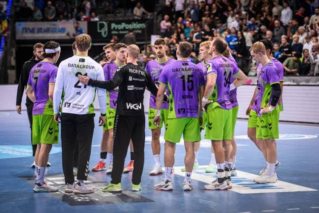 TVB Stuttgart team in dejected mood after home defeat against Berlin GER, TVB 1898 Stuttgart Fuechse Berlin, DAIKIN HBL, Handball, Bundesliga, Matchday 9, Season 2025 2026, 19 10 2025 GER, TVB 1898 Stuttgart Fuechse Berlin, DAIKIN HBL, Handball, Bundesliga, Matchday 9, Season 2025 2026, 19 10 2025 Stuttgart Copyright: xSandyxDinkelackerx EP_SDR