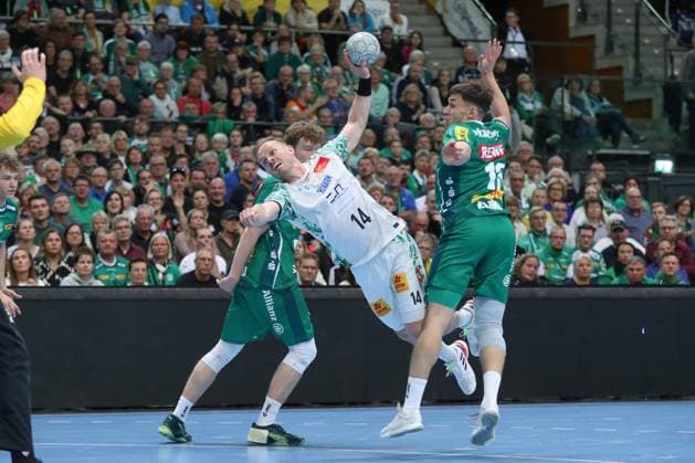19 10 2025, xgox, Handball Daikin HBL, SC DHfK Leipzig SC Magdeburg emspor, v l Omar Ingi Magnusson Magdeburg, 14 throws goal, Torschuetze, scores goal, Treffer, scores the goal Leipzig