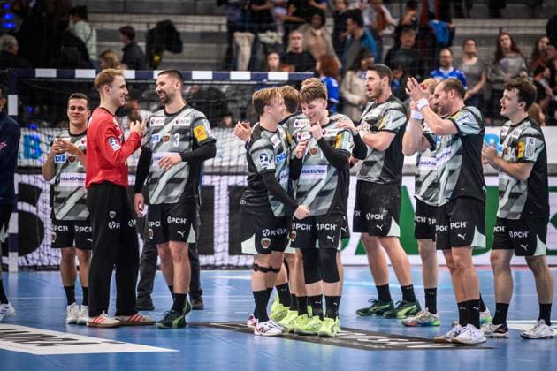 Fuechse Berlin team delighted with away win in Stuttgart, left Lasse Ludwig Fuechse Berlin, 01 , Fabian Wiede Fuechse Berlin, 03 GER, TVB 1898 Stuttgart Fuechse Berlin, DAIKIN HBL, Handball, Bundesliga, Matchday 9, Season 2025 2026, 19 10 2025 GER, TVB 1898 Stuttgart Fuechse Berlin, DAIKIN HBL, Handball, Bundesliga, Matchday 9, Season 2025 2026, 19 10 2025 Stuttgart Copyright: xSandyxDinkelackerx EP_SDR