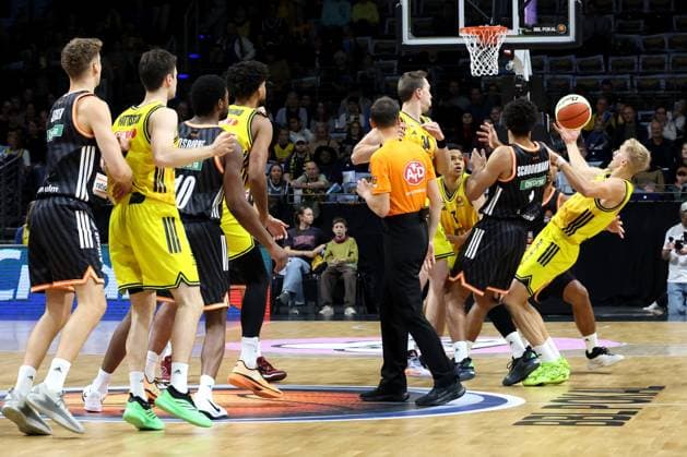 DEU, BBL POkal, ALBA vs Rathiofarm Ulm, 19 10 2025, Max Schmeling Halle, Berlin, DEU, BBL POkal, ALBA vs Rathiofarm Ulm, in the picture ALBA players, Rejean Boogie Ellis ALBA Berlin 8 , Sam Griesel ALBA Berlin 5 , Jack Kayil ALBA Berlin 7 , Malik Osborne ratiopharm Ulm 10 , Christopher Ledlum ratiopharm Ulm 4 , Len Schormann ratiopharm Ulm 1 nordphotoxGmbHx xEngler nph00076