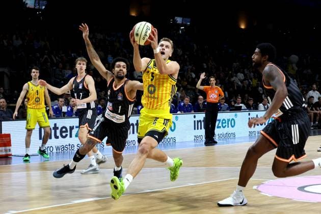 DEU, BBL POkal, ALBA vs Rathiofarm Ulm, 19 10 2025, Max Schmeling Halle, Berlin, DEU, BBL POkal, ALBA vs Rathiofarm Ulm, pictured Sam Griesel ALBA Berlin 5 , Len Schormann ratiopharm Ulm 1 nordphotoxGmbHx xEngler nph00076