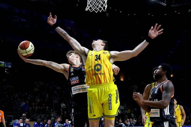 DEU, BBL POkal, ALBA vs Rathiofarm Ulm, 19 10 2025, Max Schmeling Halle, Berlin, DEU, BBL POkal, ALBA vs Rathiofarm Ulm, in the picture Justin Bean ALBA Berlin 34 , Tobias Jensen ratiopharm Ulm 7 nordphotoxGmbHx xEngler nph00076