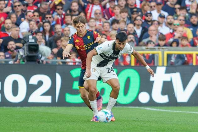 GenoaÕs Lorenzo Venturino fights for the ball with ParmaÕs Christian Ordonez during the Serie A soccer match between Genoa and Parma at the Luigi Ferraris Stadium in Genoa, Italy - Sunday, October 19, 2025. - Soccer .  Copyright: xTanoxPecoraro LaPressex