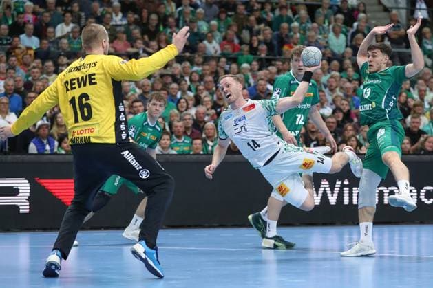 19 10 2025, xgox, Handball Daikin HBL, SC DHfK Leipzig SC Magdeburg emspor, v l Omar Ingi Magnusson Magdeburg, 14 throws goal, Torschuetze, scores goal, Treffer, scores the goal Leipzig