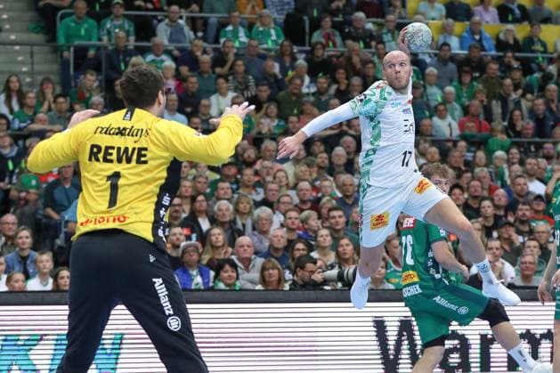 19 10 2025, xgox, Handball Daikin HBL, SC DHfK Leipzig SC Magdeburg emspor, v l Tim Hornke Magdeburg, 17 throws goal, Torschuetze, erzielt Tor, Treffer, scores the goal Leipzig
