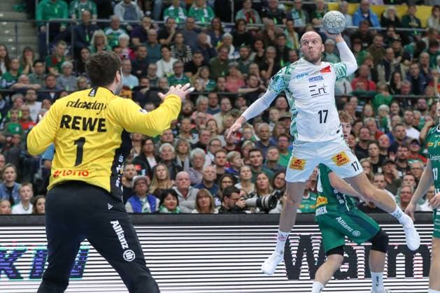 19 10 2025, xgox, Handball Daikin HBL, SC DHfK Leipzig SC Magdeburg emspor, v l Tim Hornke Magdeburg, 17 throws goal, Torschuetze, erzielt Tor, Treffer, scores the goal Leipzig