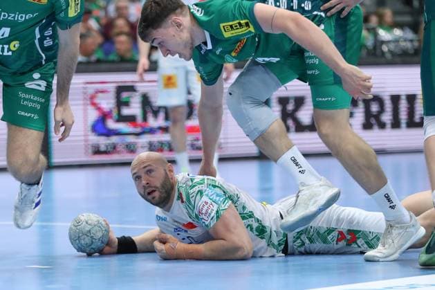 19 10 2025, xgox, Handball Daikin HBL, SC DHfK Leipzig SC Magdeburg emspor, v l Oscar Bergendahl Magdeburg, 54 , Matej Klima Leipzig, 13 duel, duel, fight, tackle Leipzig