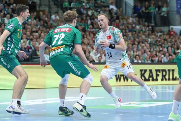 19 10 2025, xgox, Handball Daikin HBL, SC DHfK Leipzig SC Magdeburg emspor, v l Tim Hertzfeld Leipzig, 72 , Omar Ingi Magnusson Magdeburg, 14 duel, duel, fight, tackle Leipzig