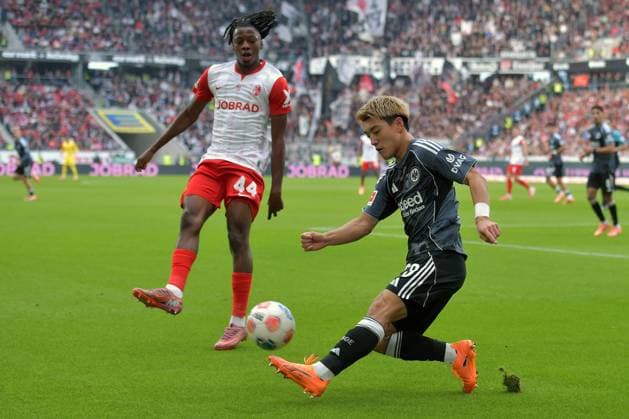 19 10 2025, xblx, Soccer 1 Bundesliga, SC Freiburg Eintracht Frankfurt v l Johan Manzambi SC Freiburg Ritsu Doan Eintracht Frankfurt Zweikampf, Aktion, action, battle for the ball DFL DFB REGULATIONS PROHIBIT ANY USE OF PHOTOGRAPHS as IMAGE SEQUENCES and or QUASI VIDEO Freiburg