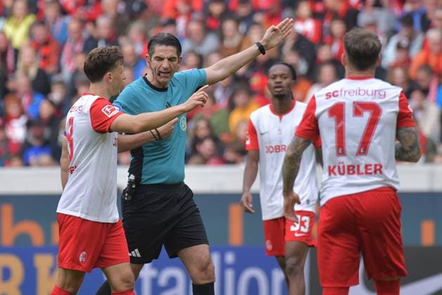 19 10 2025, xblx, Soccer 1 Bundesliga, SC Freiburg Eintracht Frankfurt v l Maximilian Eggestein SC Freiburg Referee Referee Deniz Aytekin gives instructions, gesticulates, gesticulate with arms gives instructions, gesticulate DFL DFB REGULATIONS PROHIBIT ANY USE OF PHOTOGRAPHS as IMAGE SEQUENCES and or QUASI VIDEO Freiburg