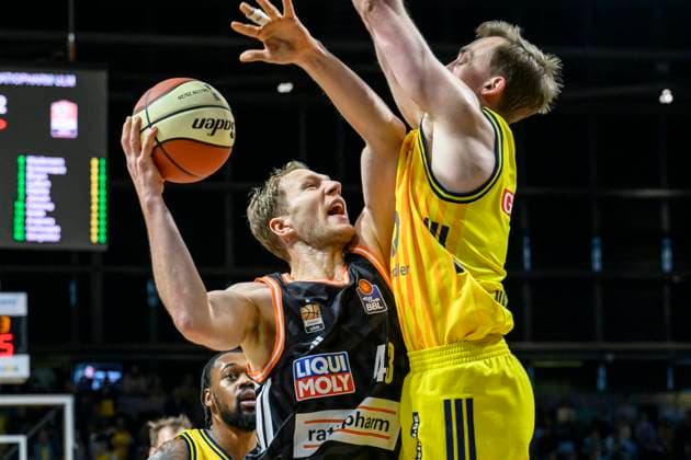 GER, Berlin, Basketball, Alba Berlin vs ratiopharm Ulm Round of 16 in the BBL Cup in the Max Schmeling Halle , BBL, in the picture from l Christian Sengfelder Ulm, 43 , Norris Agbakoko Alba Berlin , duel, action, fight, fights for the ball, 19 10 2025 Copyright: HMBxMedia UwexKoch