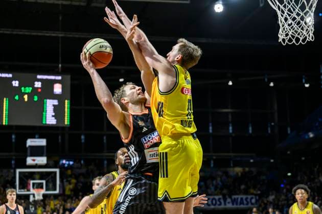 GER, Berlin, Basketball, Alba Berlin vs ratiopharm Ulm Round of 16 in the BBL Cup in the Max Schmeling Halle , BBL, in the picture from l Christian Sengfelder Ulm, 43 , Norris Agbakoko Alba Berlin , duel, action, fight, fights for the ball, 19 10 2025 Copyright: HMBxMedia UwexKoch
