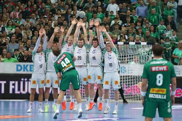 Handball DAIKIN HBL SC DHfK Leipzig SC Magdeburg 19 10 2025 Blaer Hinriksson 44, SC DHfK Leipzig with a free throw against the complete Magdeburg wall Handball, DAIKIN HBL, 1 Bundesliga, Saison 2025 2026, 9 Spieltag SC DHfK Leipzig vs SC Magdeburg am 19 10 2025 in der Quarterback Immobilien Arena Leipzig Copyright: xBEAUTIFULxSPORTS JanxKaeferx