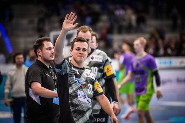 Tim Freihoefer Fuechse Berlin, 20 waves, Greetings to the fans GER, TVB 1898 Stuttgart Fuechse Berlin, DAIKIN HBL, Handball, Bundesliga, Matchday 9, Season 2025 2026, 19 10 2025 GER, TVB 1898 Stuttgart Fuechse Berlin, DAIKIN HBL, Handball, Bundesliga, Matchday 9, Season 2025 2026, 19 10 2025 Stuttgart Copyright: xSandyxDinkelackerx EP_SDR