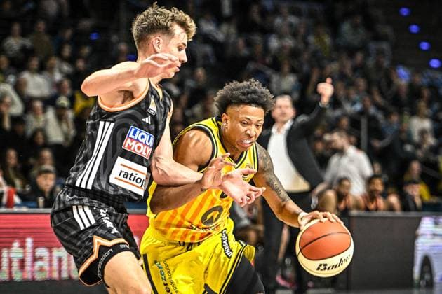 19 10 2025, xlakx, Basketball easyCredit BBL Pokal Round of 16, Alba Berlin Ratiopharm Ulm v l Tobias Jensen Ratiophram Ulm , Boogie Ellis Alba Berlin duel, duel, fight, tackle Berlin Daniel Lakomski