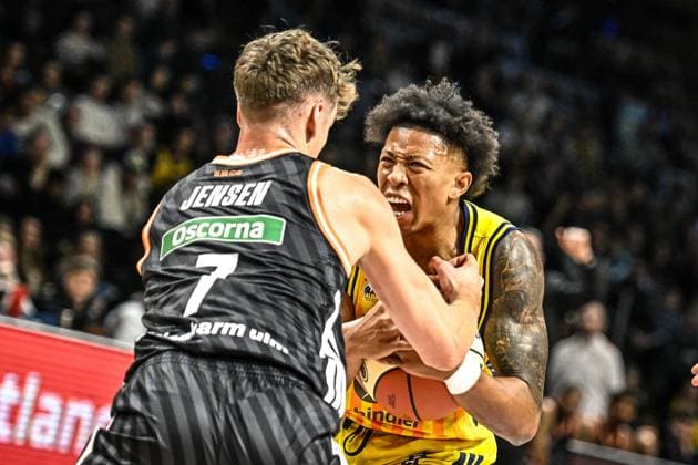 19 10 2025, xlakx, Basketball easyCredit BBL Pokal Round of 16, Alba Berlin Ratiopharm Ulm v l Tobias Jensen Ratiophram Ulm , Boogie Ellis Alba Berlin duel, duel, fight, tackle Berlin Daniel Lakomski