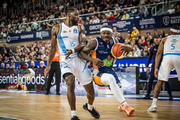 Rostock, Germany October 19, 2025 1 BBL 2025 2026 Rostock Seawolves vs Science City Jena In the picture from left in the duel Naz Bohannon Science City Jena and TJ Crockett Jr ROSTOCK SEAWOLVES Copyright: xFotostandx xVoelkerx