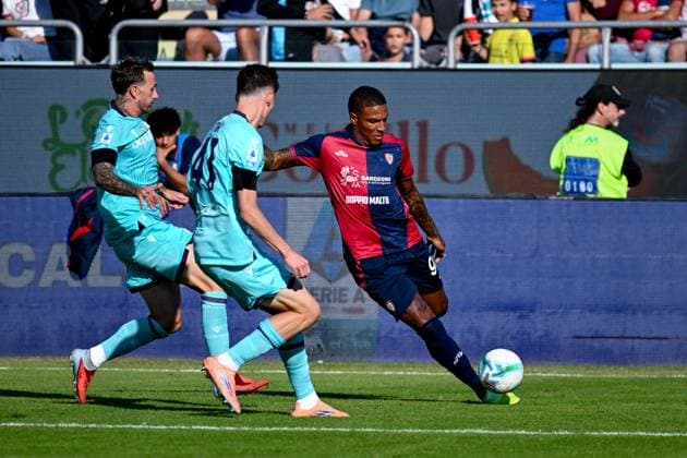 Cagliari s Michael Folorunsho in action during the Serie A Enilive soccer match between Cagliari Calcio and Bologna at the Unipol Domus in Cagliari, Sardinia - Sunday, 19 october 2025. - Soccer  Copyright: x Â®xGianlucaxZuddas LaPressex