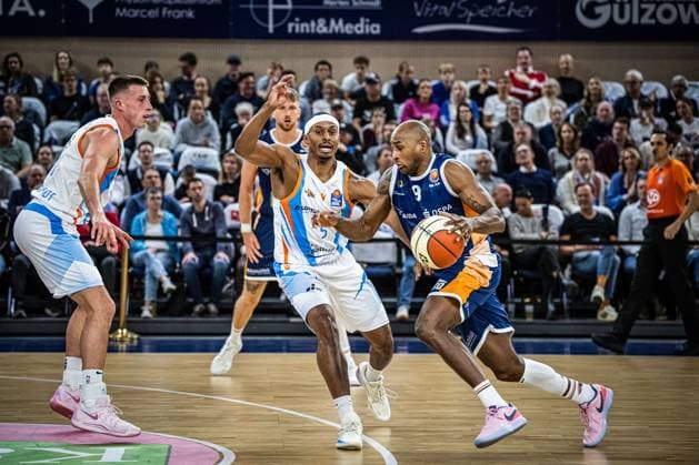 Rostock, Germany October 19, 2025 1 BBL 2025 2026 Rostock Seawolves vs Science City Jena In the picture 2 from left in the duel Chris Carter Science City Jena and DeAndre Lansdowne ROSTOCK SEAWOLVES Copyright: xFotostandx xVoelkerx