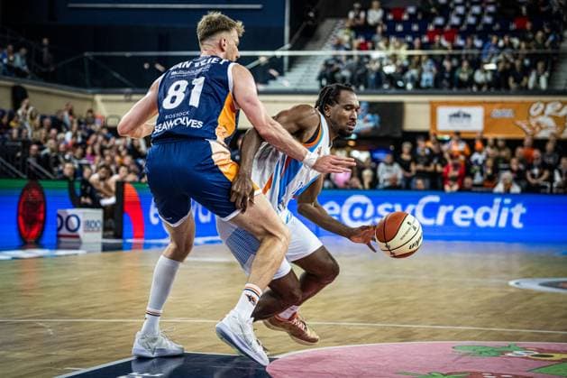 Rostock, Germany October 19, 2025 1 BBL 2025 2026 Rostock Seawolves vs Science City Jena Pictured from left in a duel Andy van Vliet ROSTOCK SEAWOLVES and Keith Braxton JR Science City Jena Copyright: xFotostandx xVoelkerx