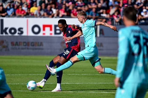 Cagliari s Yerry Mina in action during the Serie A Enilive soccer match between Cagliari Calcio and Bologna at the Unipol Domus in Cagliari, Sardinia - Sunday, 19 october 2025. - Soccer  Copyright: x Â®xGianlucaxZuddas LaPressex